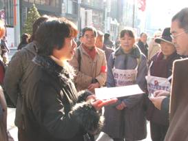 要請書を店長に渡す全労連女性部柴田部長